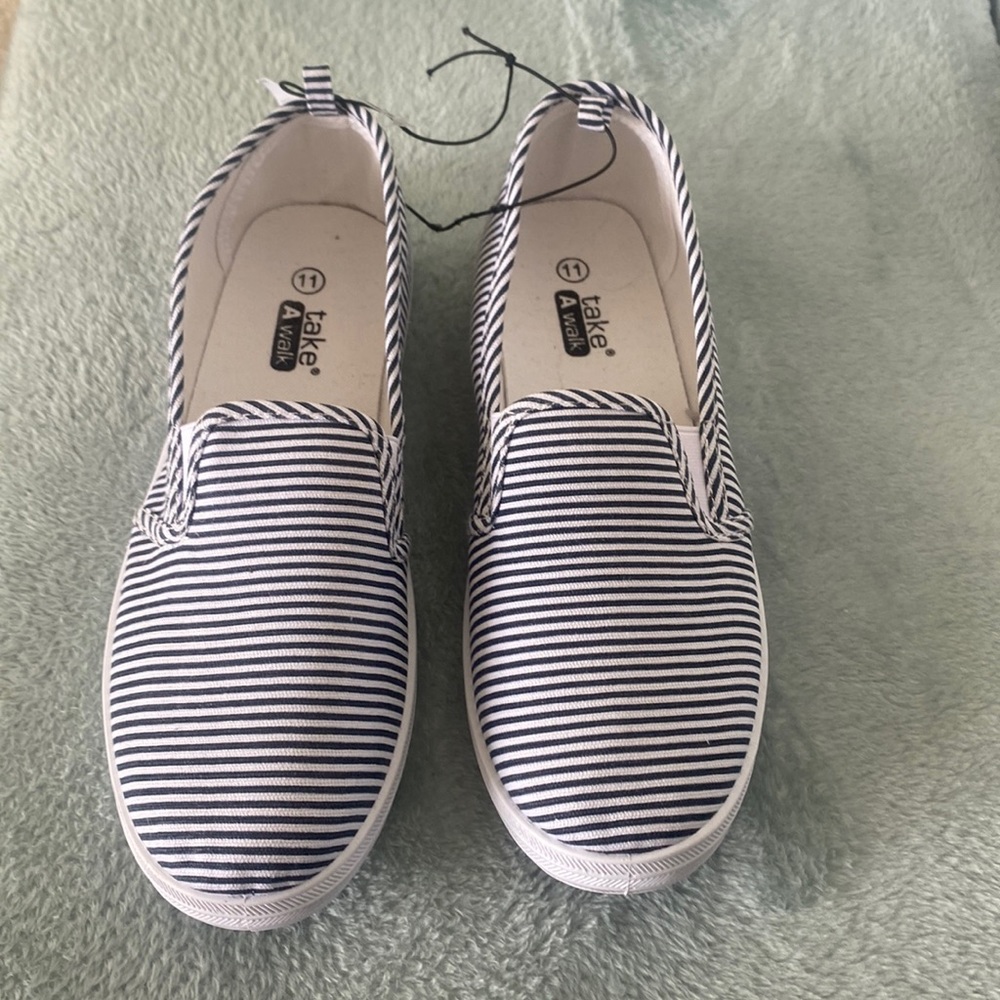 NWT Dark navy and white slip on striped shoe 11 - Picture 1 of 13